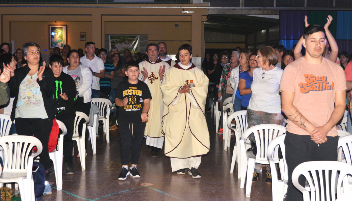 Carpa del Encuentro con adoración y concierto eucarístico Carpa del Encuentro con adoración y concierto eucarístico
