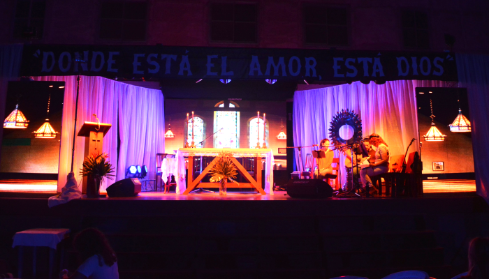 Carpa del Encuentro con adoración y concierto eucarístico Carpa del Encuentro con adoración y concierto eucarístico