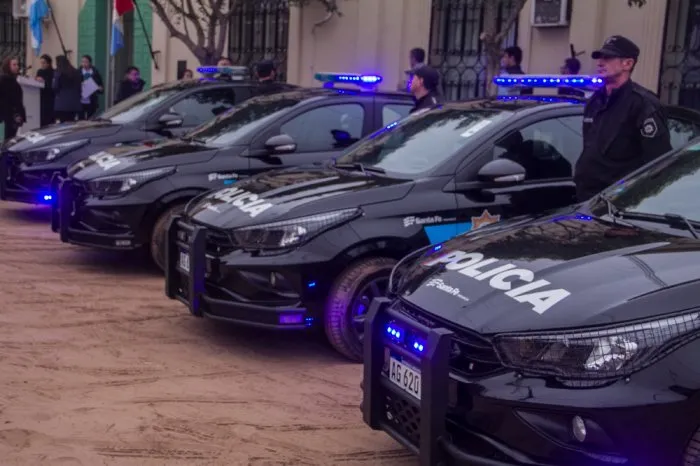 Entrega de nuevas unidades móviles a la policía del departamento Garay