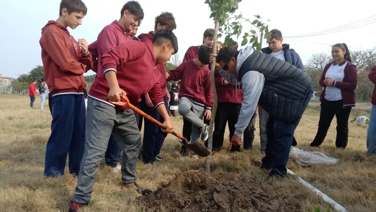 Se plantaron árboles nativos en el predio del CEF N° 43 de San Javier