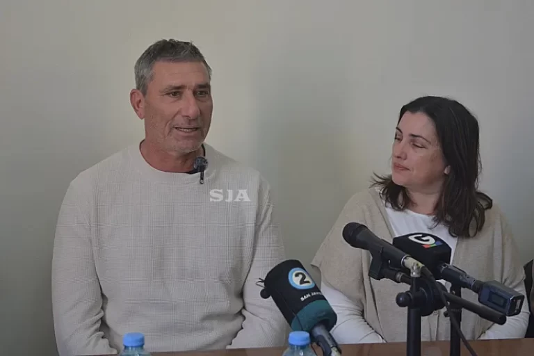 “El Pato” Abbondanzieri compartió una conferencia de prensa junto a la Intendenta Lic. Maribel González.