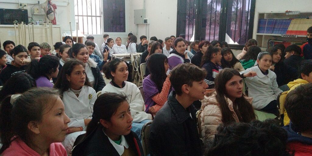 Taller para adolescentes dictado en la Escuela N° 436 de San Javier