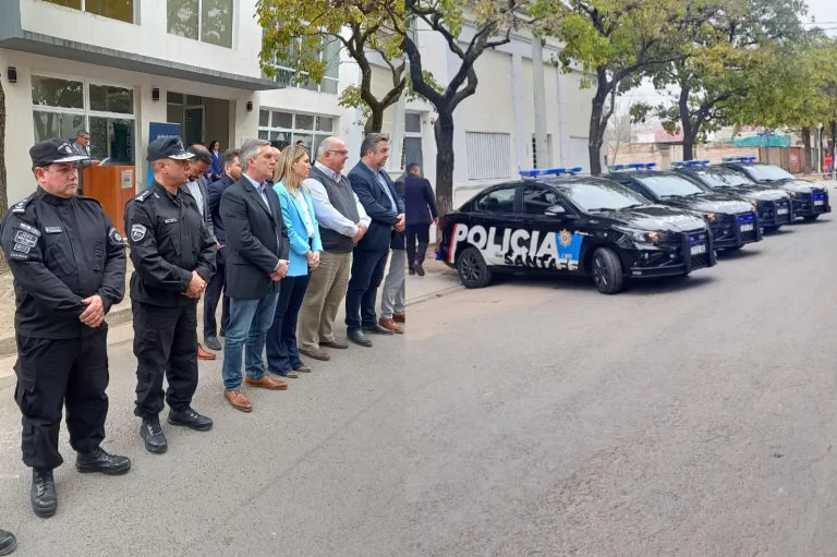 Entrega de móviles policiales en la ciudad de Romang