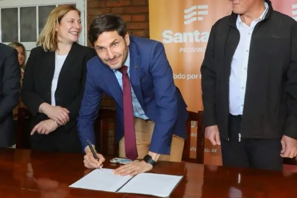 Pullaro firmó convenios para obras en el departamento San Javier