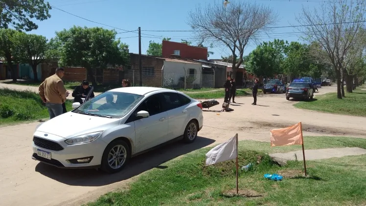Fuerte choque entre una moto y un automóvil