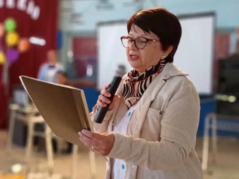 Dabueka Uviedo en acto por 130 años de escuela (1)