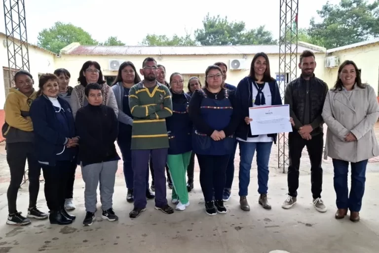 ENTREGA DE APROTES ESCUELA CAPORALLETI (1)
