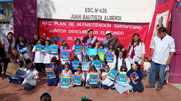Entrega de libros Plan Raíz . Escuela 435 (7)
