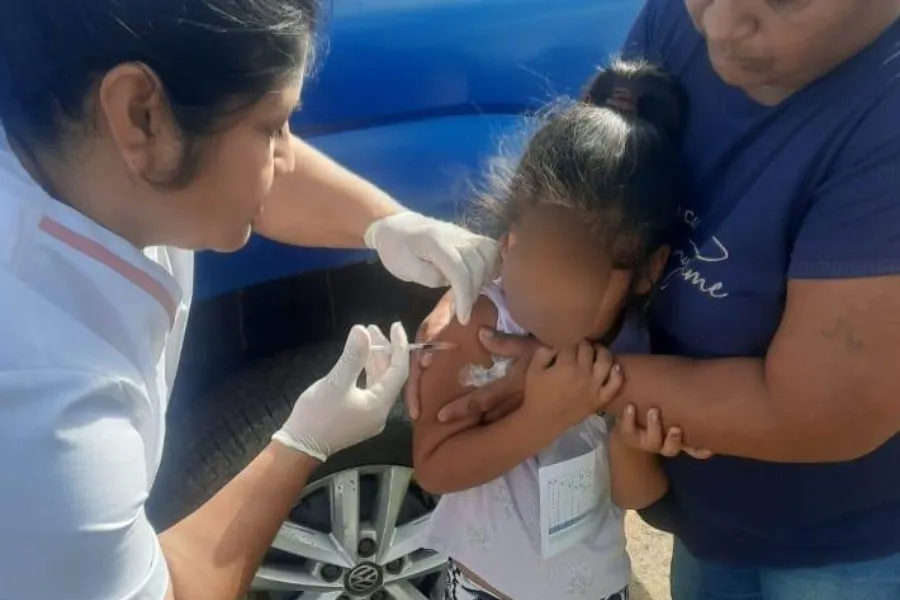Actualizan vacunación a niños de Colonia Teresa