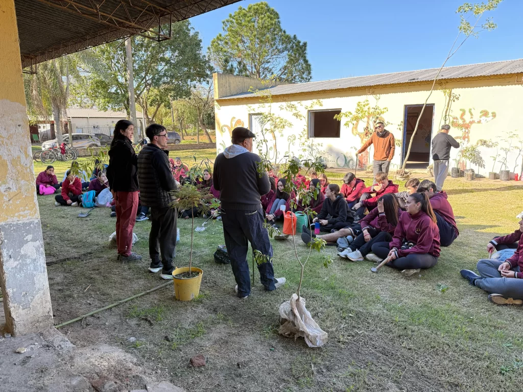 El municipio acompañó la forestación en el Hogar María de Nazaret