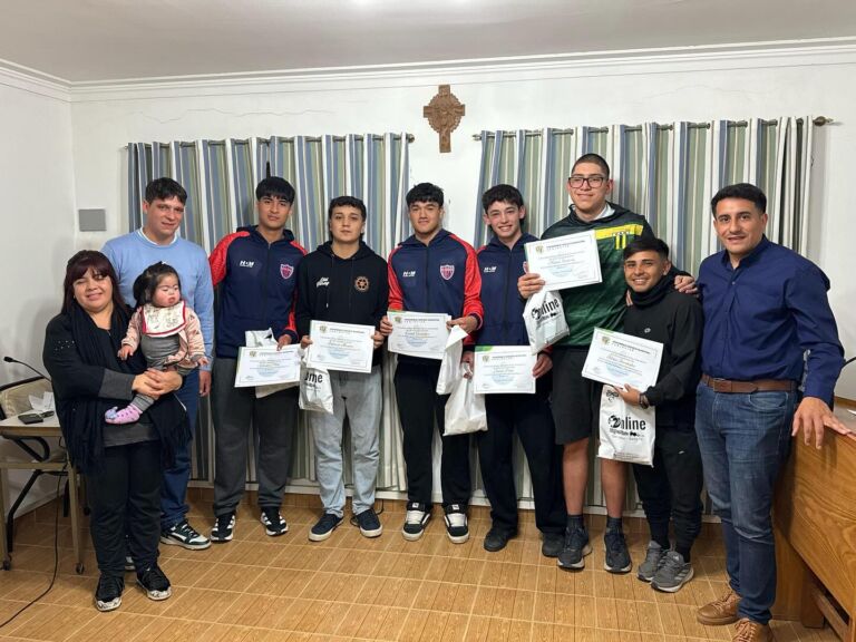 Entrega-de-reconocimiento-a-deportistas2