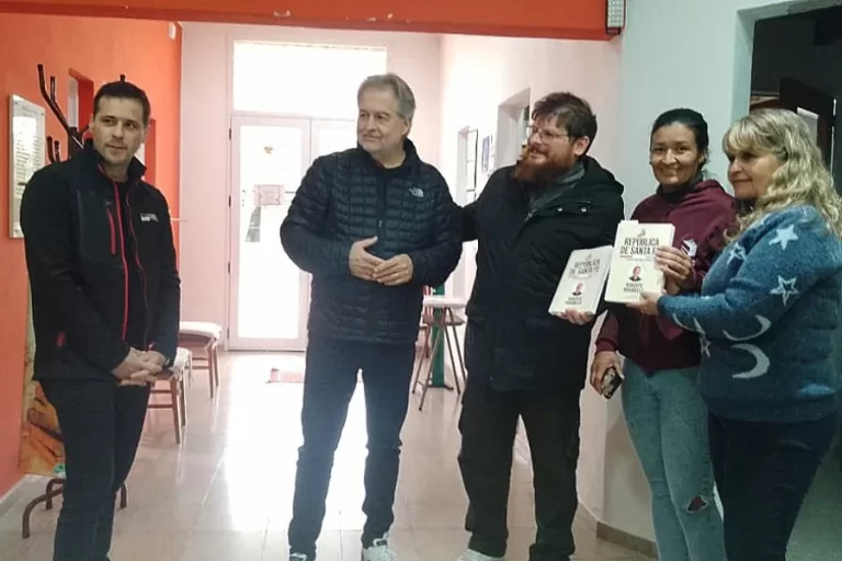 Roberto Mirabella donó su libro La República de Santa Fe a la biblioteca Julio Migno de San Javier (1)