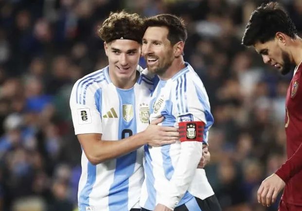 messi-julian-alvarez_862x485
