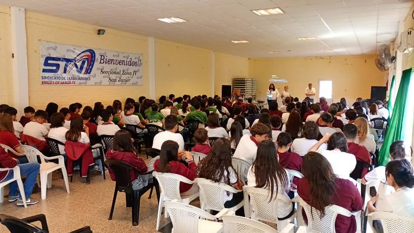charla-a-estudiantes-secundarios-sobre-salud-mental-y-consumo-problematico