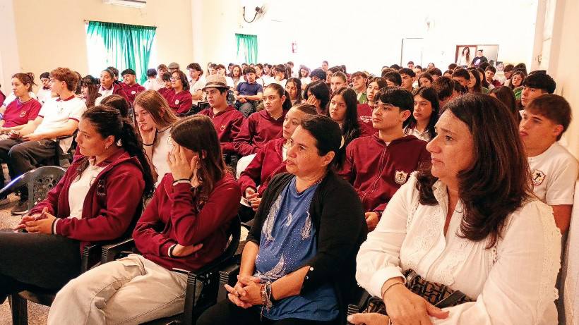 charla-a-estudiantes-secundarios-sobre-salud-mental-y-consumo-problematico