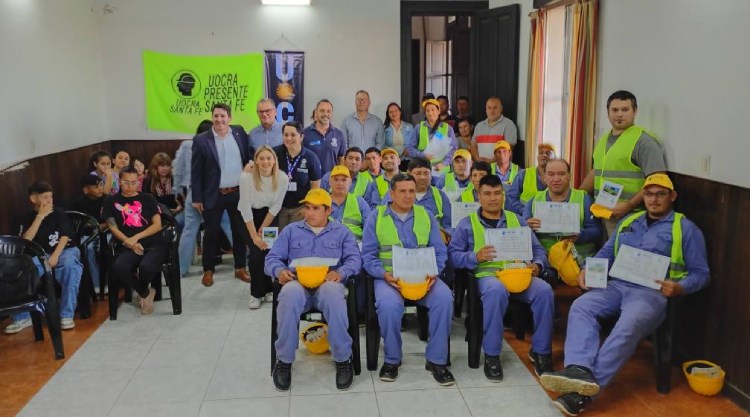 Entrega de certificación nacional por el curso de Operario de Maquinaria Vial (1)