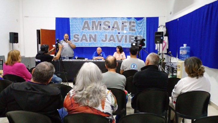 ruben-moncada-presento-su-diccionario-de-la-irreal-academia-en-san-javier ruben-moncada-presento-su-diccionario-de-la-irreal-academia-en-san-javier