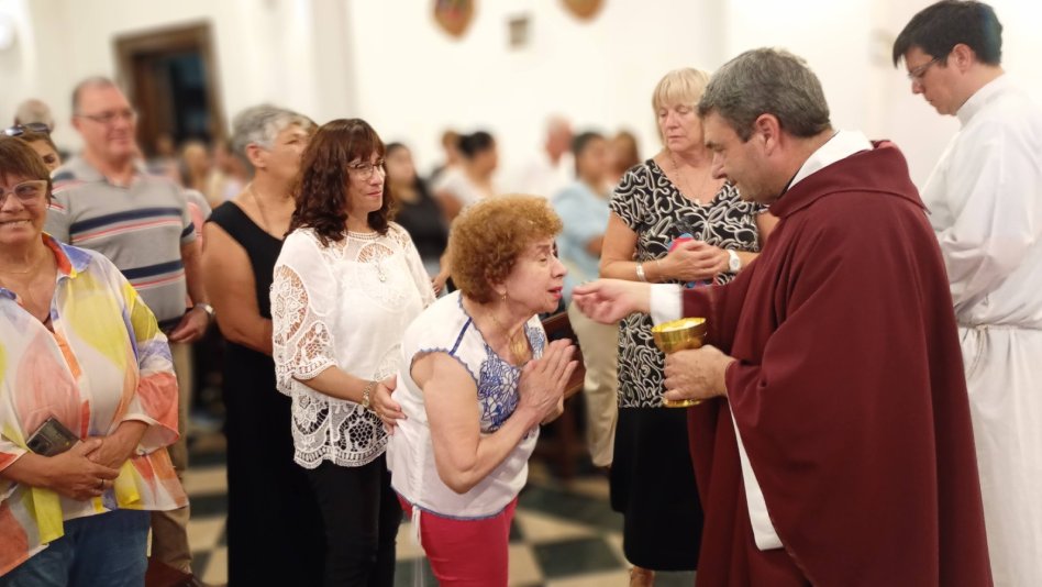 emocionante-despedida-al-padre-armando-cattaneo-en-el-santuario-de-san-javier-seguimos-unidos-en-la-oracion