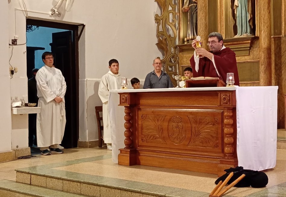 emocionante-despedida-al-padre-armando-cattaneo-en-el-santuario-de-san-javier-seguimos-unidos-en-la-oracion