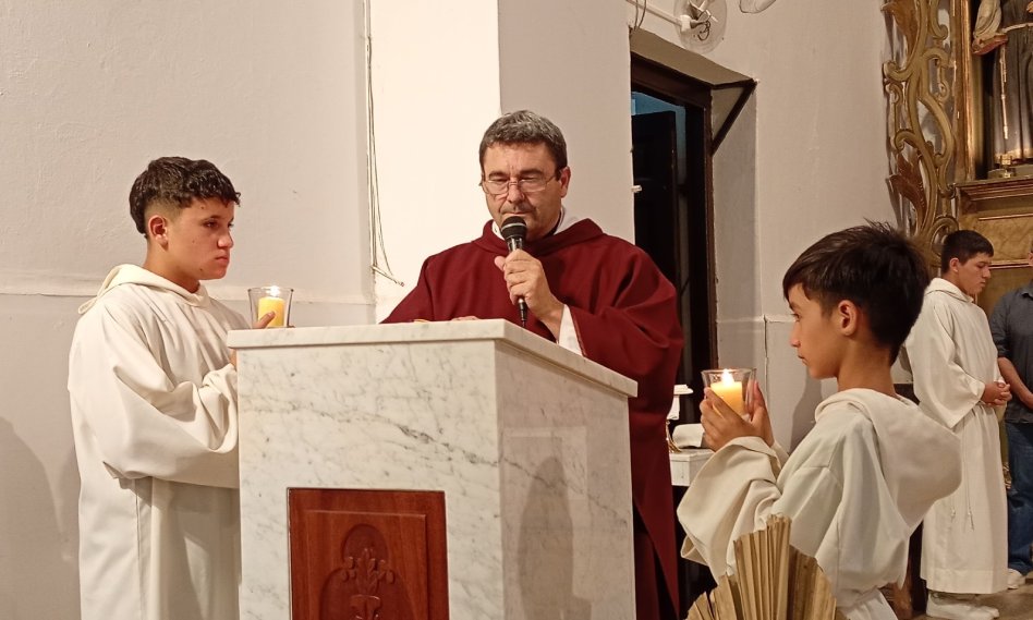 emocionante-despedida-al-padre-armando-cattaneo-en-el-santuario-de-san-javier-seguimos-unidos-en-la-oracion