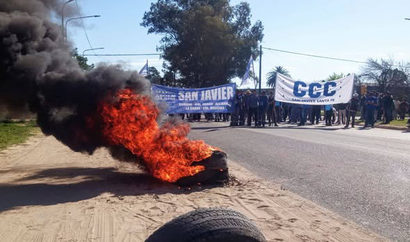 Empleados municipales de San Javier cortaron la Ruta 1 por sueldos adeudados (3)