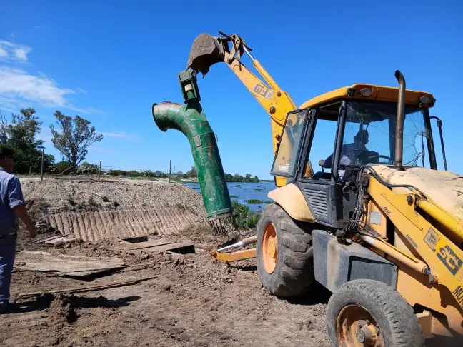 San Javier intensificam las obras de bombeo y la evacuación de ganado ante el avance del río Paraná (3)